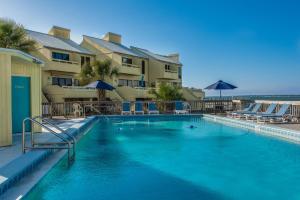 a swimming pool with chairs and umbrellas in a resort at Buena Vida 22 - A in Navarre