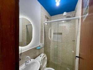a bathroom with a toilet and a sink and a shower at Pousada Bellmar Peró - Praia e Comércio 8 min andando in Cabo Frio +55 photos