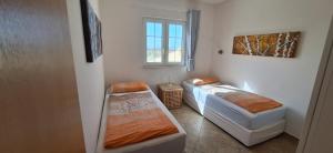 two beds in a small room with a window at Casa Panorama in La Pared