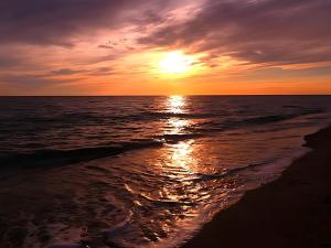 a sunset on the beach with the ocean at L' Antico Scoglio Appartamenti comfort Nocera Terinese Scalo - Fino a 11 Ospiti - Piscina - Navetta Aeroporto-Stazione & Multi-Destinazioni - Spiaggia a 300mt - Giardino e Zona pranzo all'aperto - WiFi & SmartTV - Aria Condizionata in Nocera Terinese +45 photos