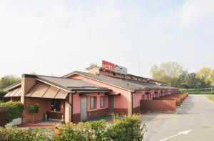 The building in which moteleket is located