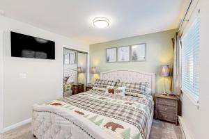 a bedroom with a bed and a tv on the wall at Tranquil condo in Stateline sleeps 4 in Stateline +5 photos