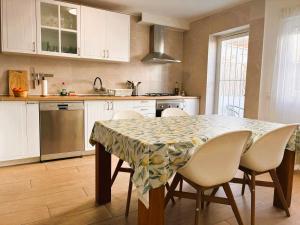 Cuina o zona de cuina de Casa adosada Gran Avenida con billar