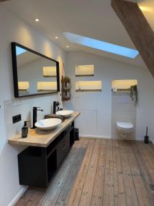 a bathroom with two sinks and a mirror at Speicherstübchen im alten Speicher in Schönberg