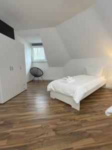 a bedroom with a bed and a wooden floor at Schönes Zimmer im Zentrum - 2 in Paderborn