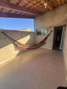 a hammock hanging from a wall in a room at Casa Hospedagem e Temporada Mobiliada in Sete Lagoas