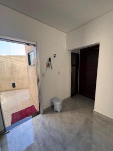 a bathroom with a toilet and a sliding glass door at Casa Hospedagem e Temporada Mobiliada in Sete Lagoas +6 photos