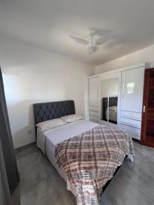 a bedroom with a bed and a ceiling fan at Casa Hospedagem e Temporada Mobiliada in Sete Lagoas