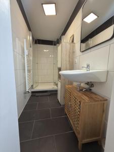 a bathroom with a sink and a bath tub at Schönes Zimmer im Zentrum - 2 in Paderborn