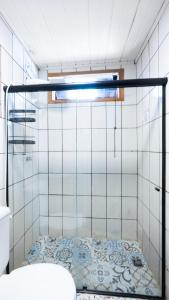eine Glasdusche in einem Badezimmer mit Toilette in der Unterkunft Mahalo Hostel in Abraão + 55 Fotos