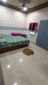 a room with a bed and a table in a room at Sakchi Gopal Ashram in Vrindāvan
