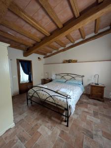 a bedroom with a bed and a wooden ceiling at Agriturismo Il Giovannello in Roccastrada