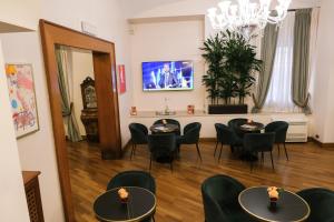 Televizorius ir (arba) pramogų centras apgyvendinimo įstaigoje Hotel Medici