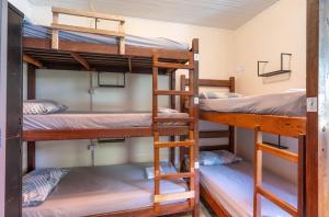 eine Gruppe von Etagenbetten in einem Schlafsaal in der Unterkunft Mahalo Hostel in Abraão