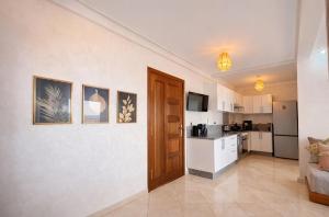 a room with a kitchen and a living room at Horizon bleu in El Jadida