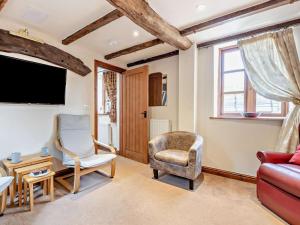 a living room with a couch and a chair at 4 Bed in Bridgnorth oc-oship in Highley