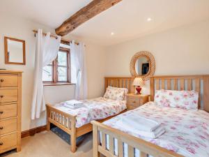 a bedroom with two beds and a window at 4 Bed in Bridgnorth oc-oship in Highley