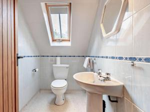 a bathroom with a white toilet and a sink at 4 Bed in Bridgnorth oc-oship in Highley +21 photos