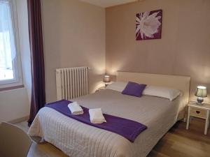 a bedroom with a bed with two towels on it at Hôtel La Gravenne in Thueyts
