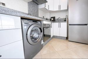 a kitchen with a washing machine in a kitchen at Horizon bleu in El Jadida