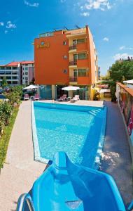 uma piscina azul em frente a um edifício em Diamond Hotel em Primorsko