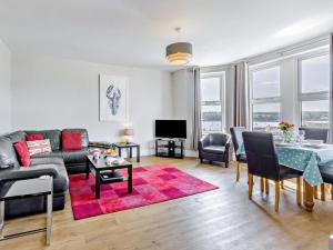 a living room with a couch and a table at 2 Bed in Bideford oc-3gabl in Appledore