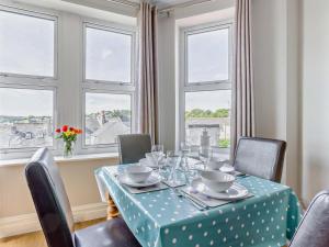 a dining room with a table and chairs and windows at 2 Bed in Bideford oc-3gabl in Appledore