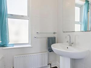 a white bathroom with a sink and a mirror at 2 Bed in Bideford oc-3gabl in Appledore +12 photos