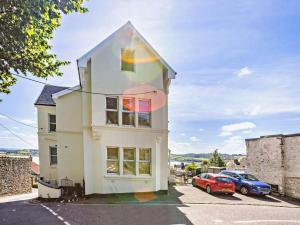 a white house with cars parked in a parking lot at 2 Bed in Bideford oc-3gabl in Appledore