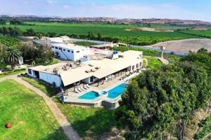 Luftaufnahme eines Hauses mit Swimmingpool in der Unterkunft Barón de Huaura Hotel Boutique in Huaura