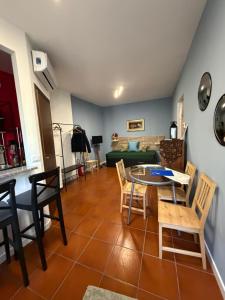 a living room with a table and chairs and a couch at COZY Place 26 con PARCHEGGIO PRIVATO GRATUITO in Vercelli