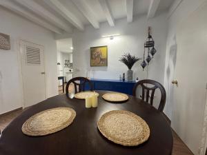 a dining room with a table and chairs and a kitchen at Casa Lui Codrut in Alcalà de Xivert