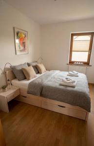 a bedroom with a large bed and a window at Ostseeperle Zingst, strandnahes 3-Zimmer Apartment in Zingst