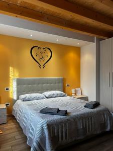 a bedroom with a large bed with a heart on the wall at B&B Il Sentiero in Noale
