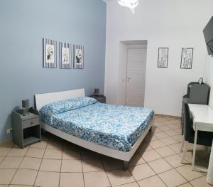 ein Schlafzimmer mit einem Bett in einem Zimmer mit einem Waschbecken in der Unterkunft Civico56 in Patti