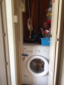 a washer and dryer in a small room at chalet dans les pins in Carcans