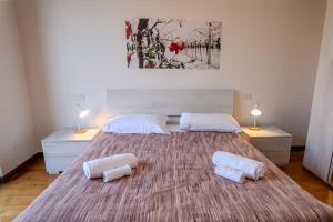 a bedroom with a large bed with two towels on it at Relais Terre Divino 2 in Ponton