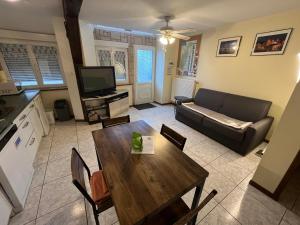 a living room with a table and a couch at Appartement à Mitzach in Mitzach