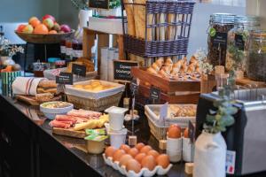 a buffet with bread and other foods on a table at Appart'City Confort Toulouse Aéroport Cornebarrieu in Cornebarrieu