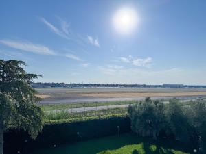 Blick auf eine Flughafenlandebahn bei Sonnenschein in der Unterkunft Fly & Chill Ciampino Airport in Ciampino