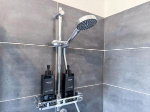 eine Dusche in einem Badezimmer mit Duschkopf in der Unterkunft Fly & Chill Ciampino Airport in Ciampino + 8 Fotos