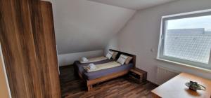 a small room with a bed and a window at Apartman MURKO S-3 in Ig +43 photos