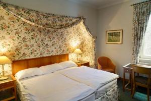a bedroom with a bed with a floral wall at Seegut Blaue Blume in Buchenhain