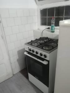 a kitchen with a stove top oven in a kitchen at Punta hermosa casa playa in Punta Hermosa