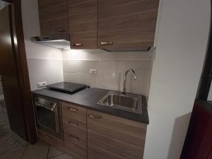 a small kitchen with a sink and a stove at Le case di Reno Camporotondo in Cappadocia