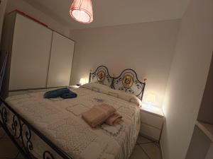 a bedroom with a bed with a mirror and two lamps at Le case di Reno Camporotondo in Cappadocia