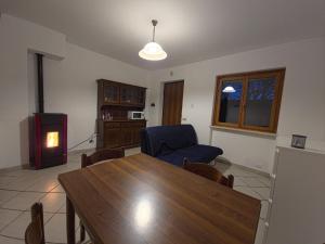 a living room with a wooden table and a fireplace at Le case di Reno Camporotondo in Cappadocia