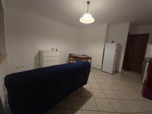 a living room with a blue couch and a refrigerator at Le case di Reno Camporotondo in Cappadocia
