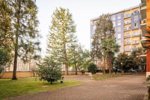 a park with trees and a building in the background at Victory76 - Hospital, M3, Linate in San Donato Milanese