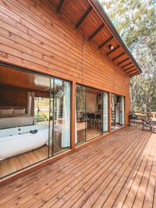 a wooden deck with a bath tub on it at Cabana Penélope in Alfredo Wagner